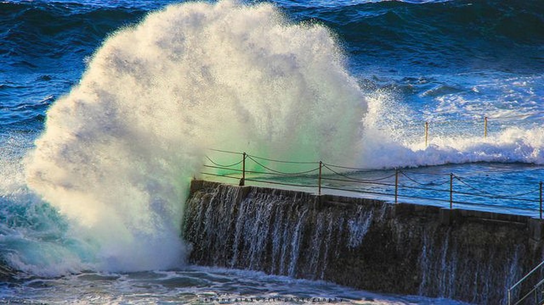  Hiện tượng thiên nhiên kỳ thú tại bãi biển Bondi ở Sydney, Australia: Một cơn bão trên bãi biển Bondi tạo nên những đợt sóng cuộn trào đầy ấn tượng.